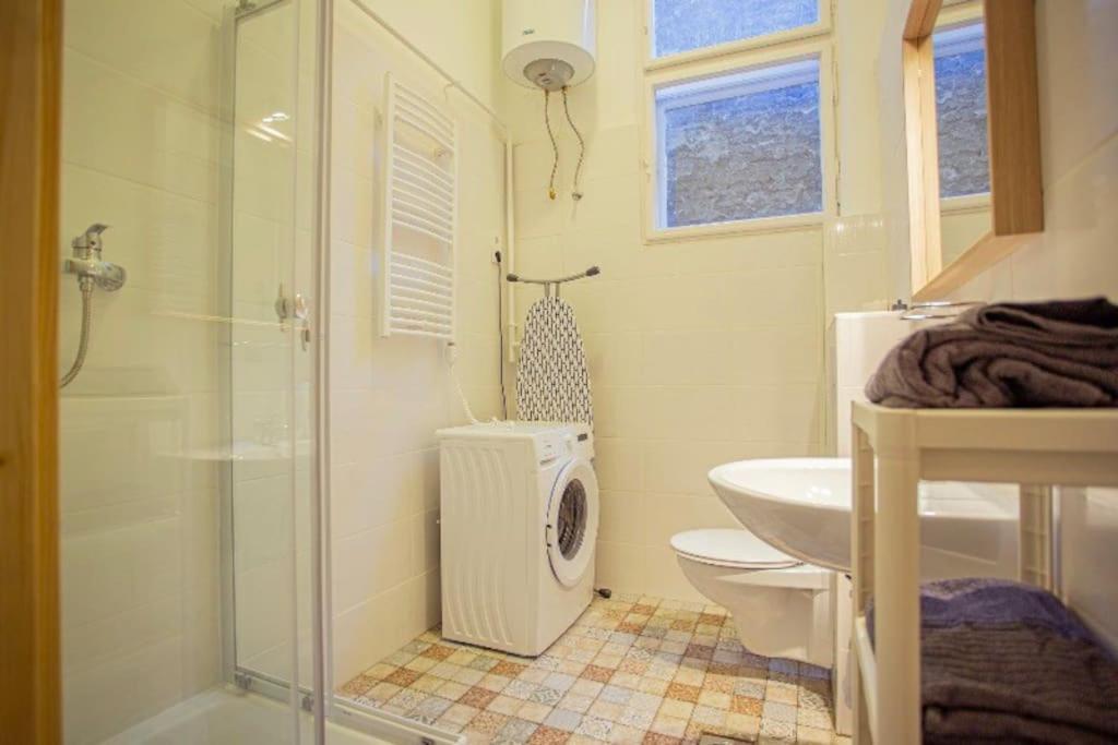 Cosy 2 Bedroom Flat In Akacfa St., Sol Appartement Boedapest