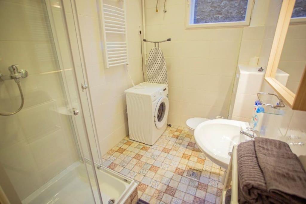 Cosy 2 Bedroom Flat In Akacfa St., Sol Boedapest