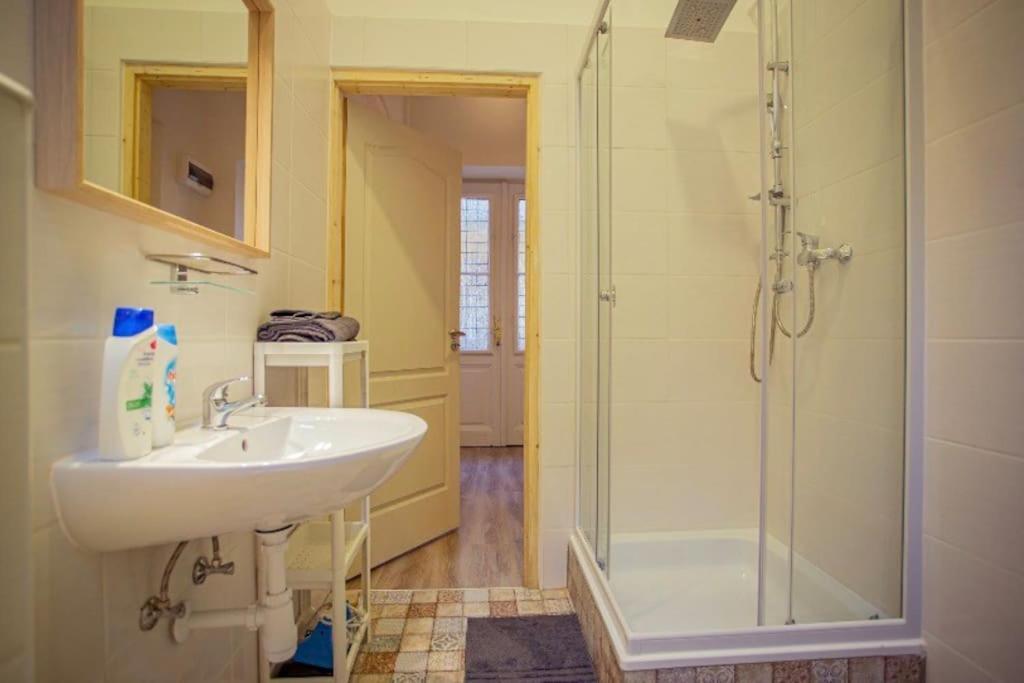 Cosy 2 Bedroom Flat In Akacfa St., Sol Apartament