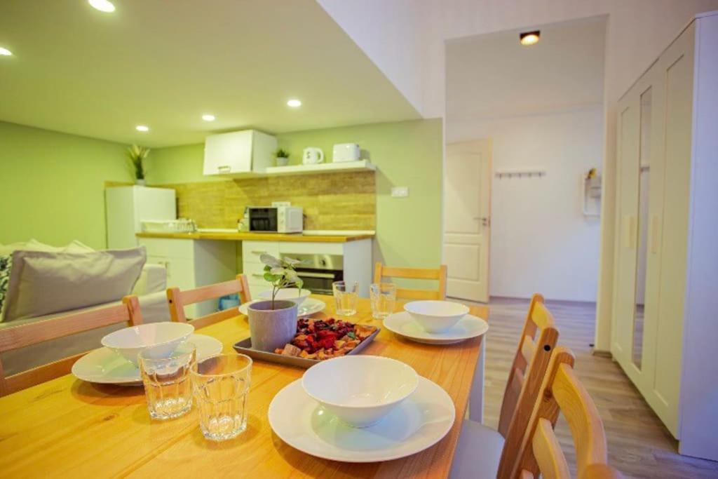 Apartament Cosy 2 Bedroom Flat In Akacfa St., Sol Budapesta
